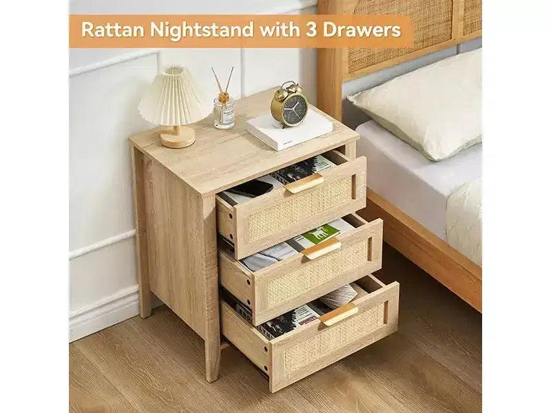 Comodino in Rattan 21.7L x 15.7W x 25H Finitura Rovere con 3 Cassetti in Rattan Naturale, Gambe in Legno Massello, Tavolino Boho per Camera da Letto e Soggiorno