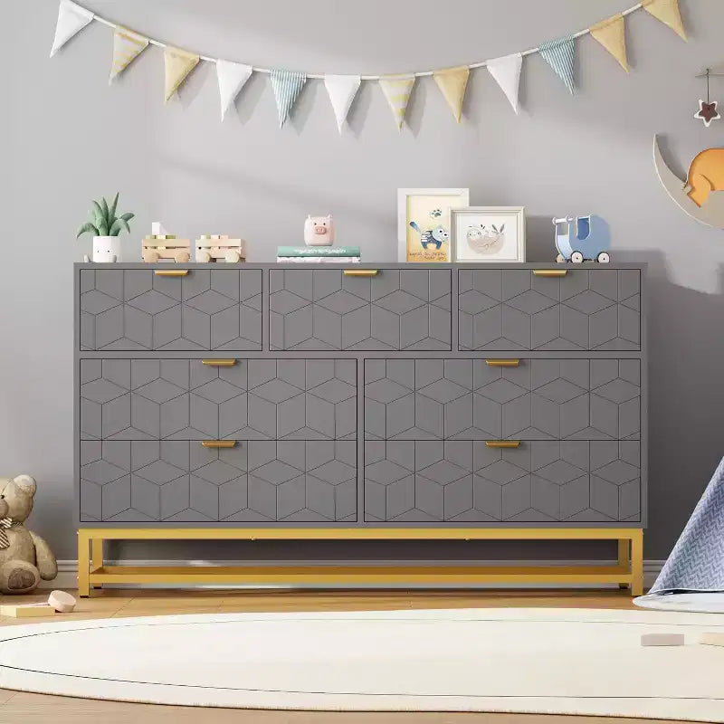 Comò da 53,5 pollici per camera da letto, Comò triplo moderno a 7 cassetti con dettagli dorati, Organizzatore per riporre a lungo per supporto TV e armadio, Cassettiera grande
